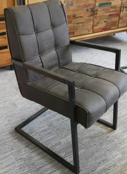Chaise avec accoudoirs en tissu marron havane capitonné quadrillé et pieds métal 55x65x90cm KERALA