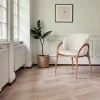 Chaise en cuir gris clair dos rond accoudoirs bois brun ALDER