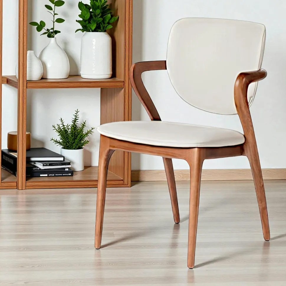 Chaise en cuir gris clair, accoudoirs bois brun ALDER