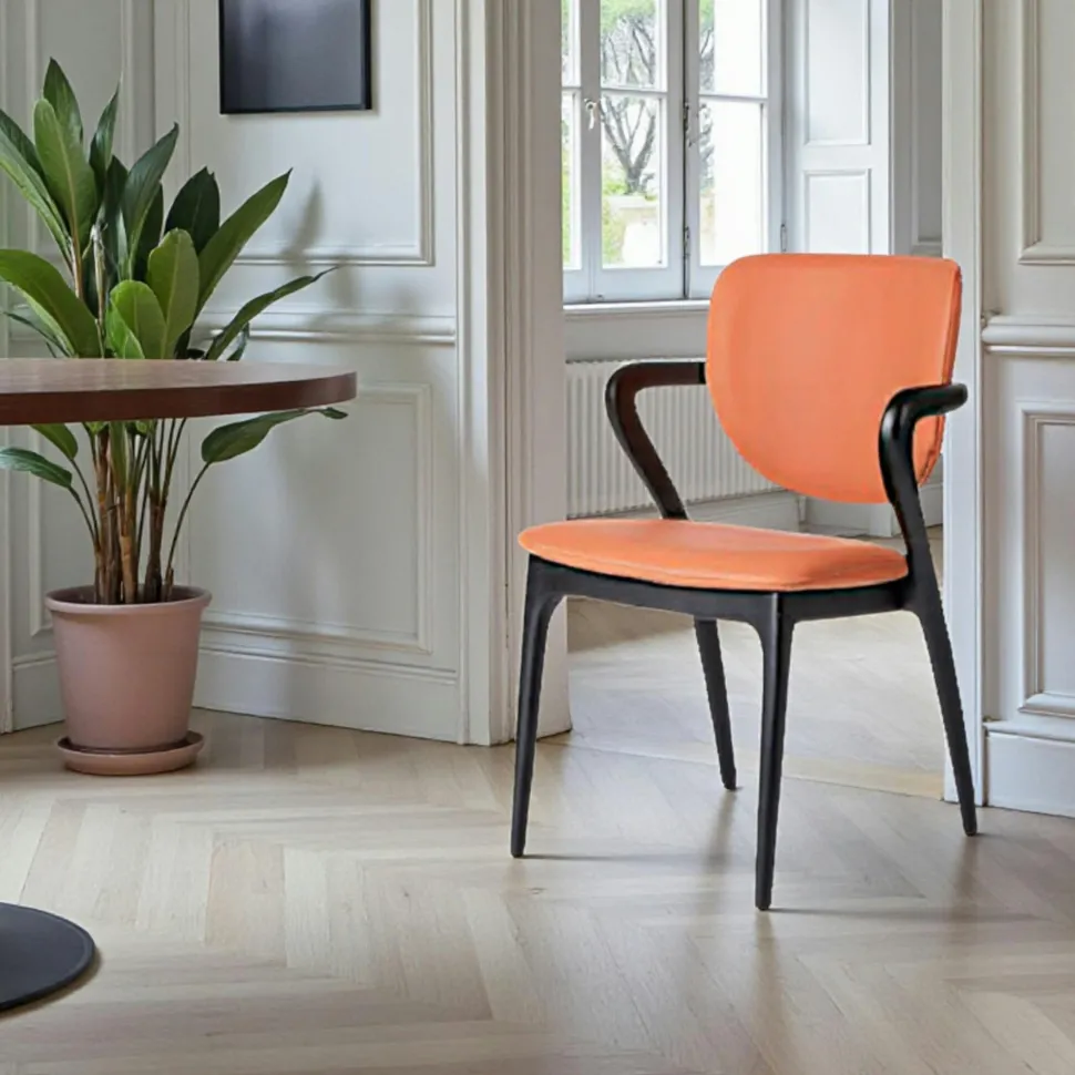 Chaise en cuir gris clair, accoudoirs bois brun ALDER