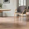 Chaise en cuir gris foncé dos rond accoudoirs bois clair ALDER