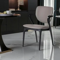 Chaise en cuir gris foncé, accoudoirs bois noir ALDER