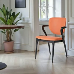 Chaise en cuir marron, accoudoirs bois clair ALDER