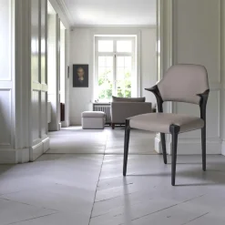 Chaise en cuir marron design, accoudoirs bois noir ALDER