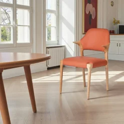 Chaise en cuir marron design, accoudoirs bois noir ALDER