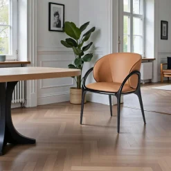 Chaise en cuir terracotta dos rond accoudoirs bois noir ALDER