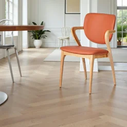 Chaise en cuir terracotta, accoudoirs bois noir ALDER