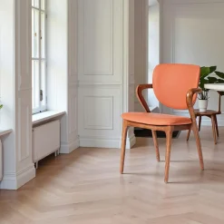Chaise en cuir terracotta, accoudoirs bois noir ALDER
