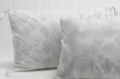 Coussin rectangle housse 100% coton écru avec motifs gris et pompons 30X50cm