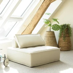 Fauteuil chauffeuse tissu capitonné beige avec coussin