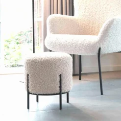 Pouf rond blanc effet fourrure avec pieds en métal noir BRUGES