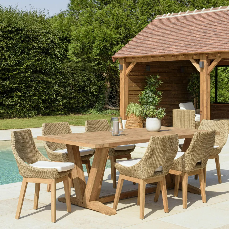 Salon de jardin teck naturel 1 table pieds en V 220 cm + 6 chaises résine tressée MANY