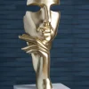 Sculpture moderne "Estilo" dorée socle blanc