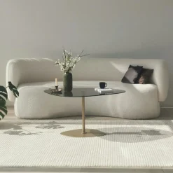 Table basse verre fumé minimaliste, galet et pied doré TULUM