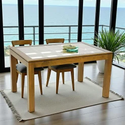 Table de repas rectangle Hévéa avec plateau verre posé sur quadrillage bois 138,5x89,5x76cm HELENA